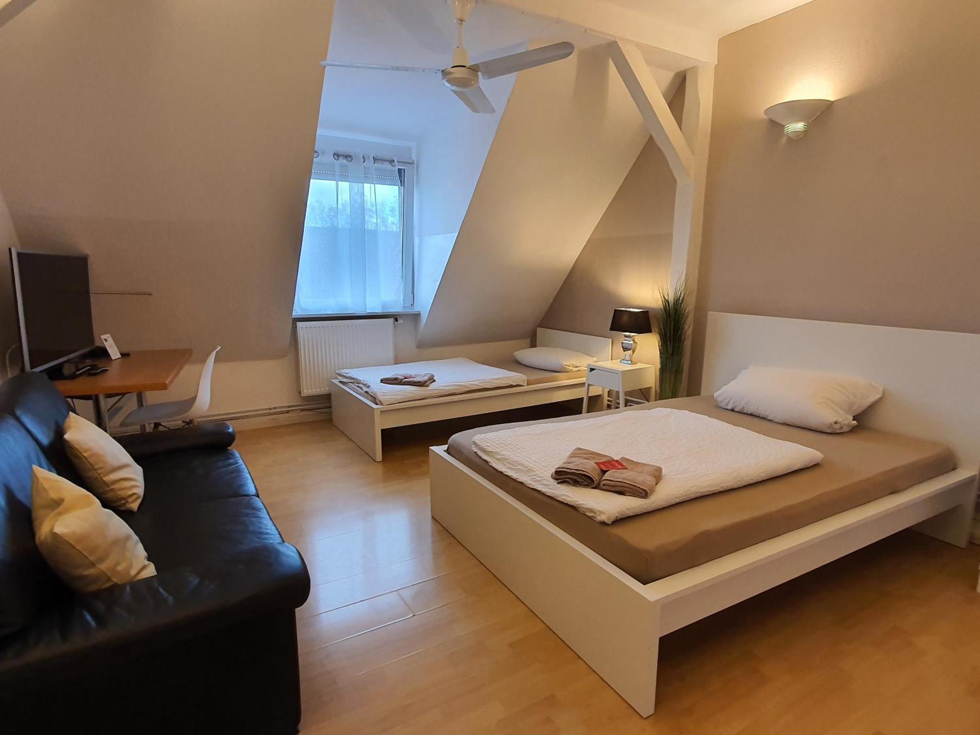 Colodging Mannheim - Private Rooms & Kitchen Екстер'єр фото